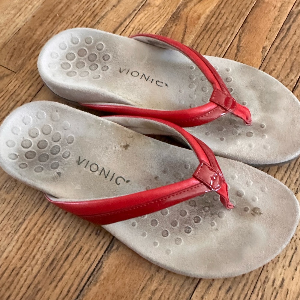 EUC Vionic thong sandals - Picture 2 of 7